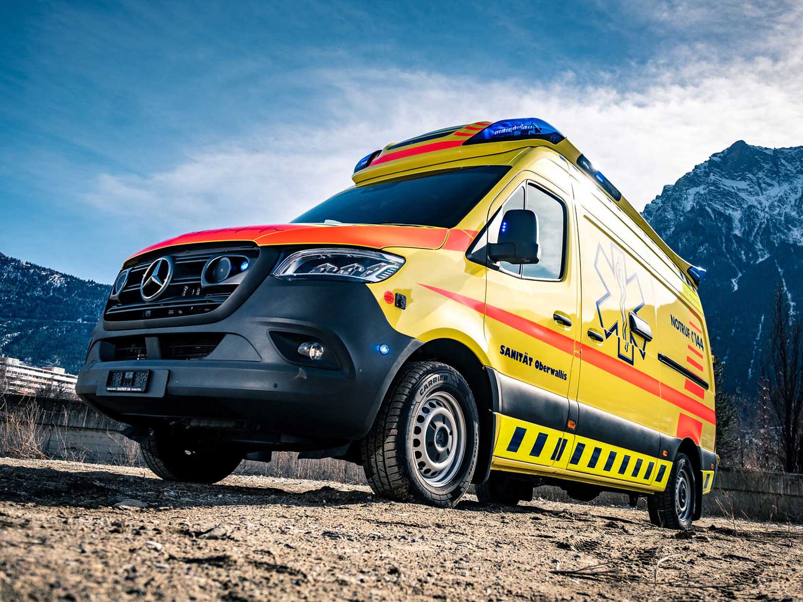 Z-Zerzuben Kranentransport Z-Zerzuben Kranentransport mit Krankenwagen