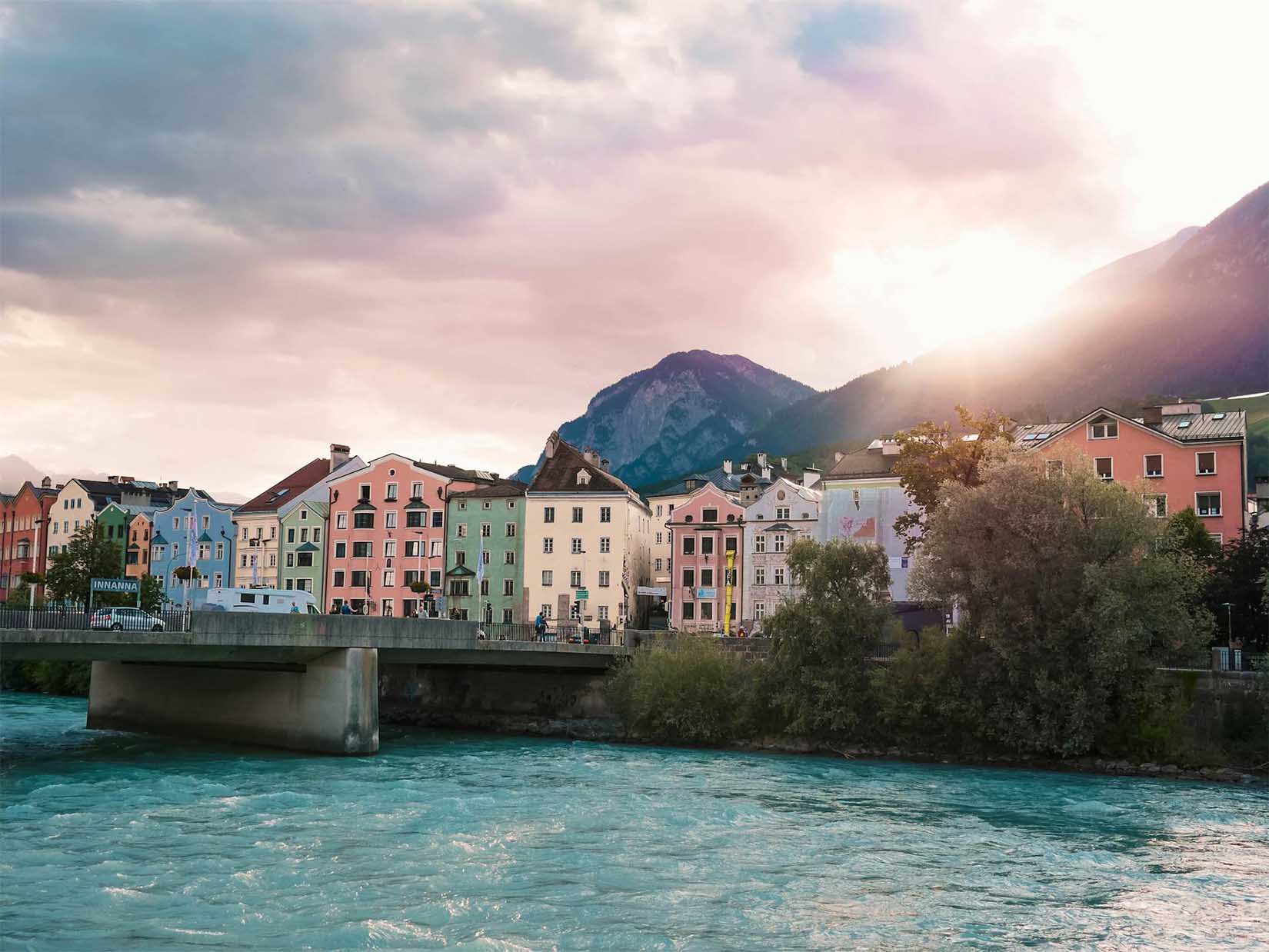 Österreich Innsbruck Blick über Inn auf Stadthäuser