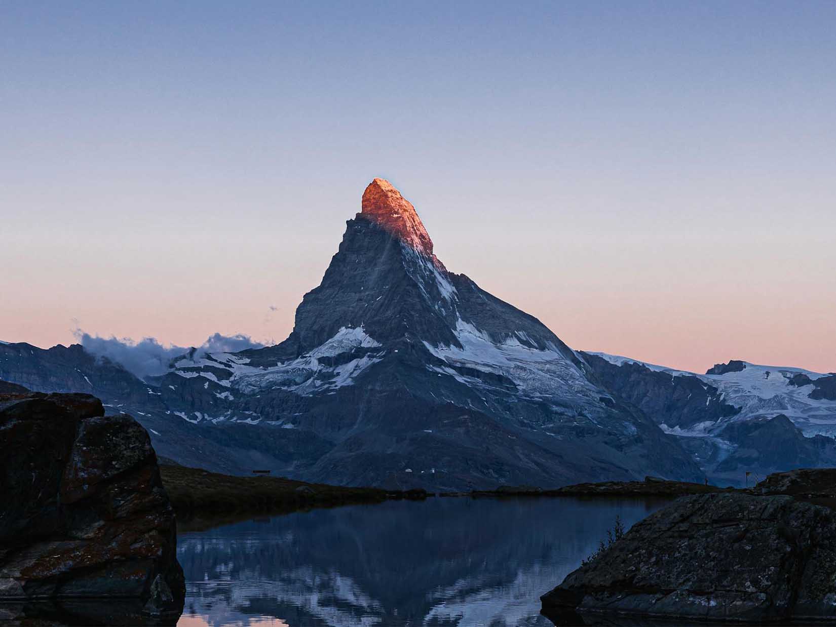 Schweiz Matterhorn in der Morgensonne